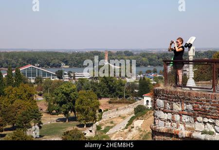 BELGRADE, SERBIE - SEPTEMBRE 9 : Tourisme Prenez une photo du Danube et de la Sava depuis la forteresse de Kalemegdan le 9 septembre 2012 à Belgrade, Serbie. Banque D'Images