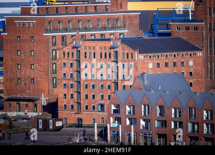 Wismar, Allemagne.06th janvier 2022.Le port de la ville avec les bâtiments d'entrepôt en briques partiellement rénovés.Credit: Jens Büttner/dpa-Zentralbild/ZB/dpa/Alay Live News Banque D'Images