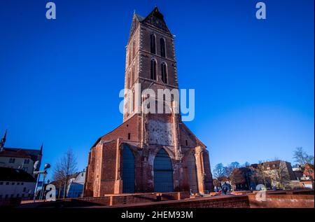 Wismar, Allemagne.06th janvier 2022.Le Marienkirchturm, haut de 80 mètres, se trouve dans le centre de la vieille ville de Wismar.L'église Sainte-Marie a été gravement endommagée lors d'un raid aérien en 1945 au cours de la Seconde Guerre mondiale, et la nef a explosé en 1960.Credit: Jens Büttner/dpa-Zentralbild/ZB/dpa/Alay Live News Banque D'Images