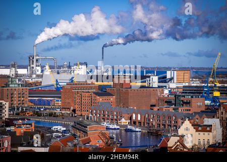 Wismar, Allemagne.06th janvier 2022.La fumée s'élève des cheminées des usines de traitement du bois au port maritime de Wismar.Credit: Jens Büttner/dpa-Zentralbild/ZB/dpa/Alay Live News Banque D'Images