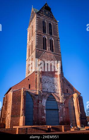 Wismar, Allemagne.06th janvier 2022.Le Marienkirchturm, haut de 80 mètres, se trouve dans le centre de la vieille ville de Wismar.L'église Sainte-Marie a été gravement endommagée lors d'un raid aérien en 1945 au cours de la Seconde Guerre mondiale, et la nef a explosé en 1960.Credit: Jens Büttner/dpa-Zentralbild/ZB/dpa/Alay Live News Banque D'Images