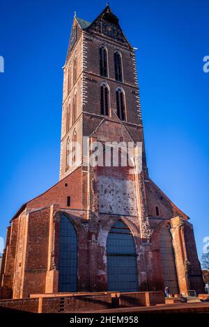 Wismar, Allemagne.06th janvier 2022.Le Marienkirchturm, haut de 80 mètres, se trouve dans le centre de la vieille ville de Wismar.L'église Sainte-Marie a été gravement endommagée lors d'un raid aérien en 1945 au cours de la Seconde Guerre mondiale, et la nef a explosé en 1960.Credit: Jens Büttner/dpa-Zentralbild/ZB/dpa/Alay Live News Banque D'Images