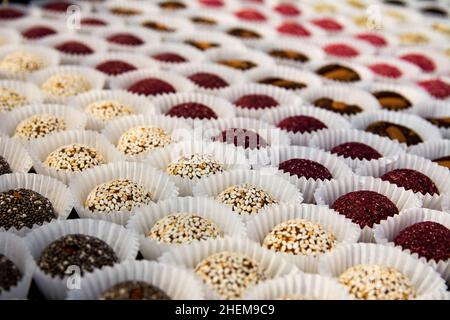 Bonbons faits à la main à base d'ingrédients naturels.Bonbons en papier. Banque D'Images