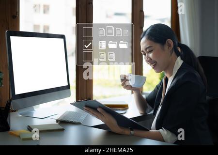 Femme d'affaires analyste conseiller financier préparation de rapports statistiques recherche de documents sur le bureau, recherche d'informations en ligne par bureau Banque D'Images