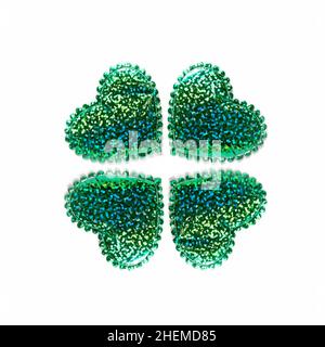 Saint Patrick et Saint Valentine Day concept, coeurs verts scintillants comme le trèfle de shamrock irlandais sur blanc Banque D'Images
