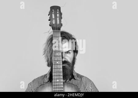 la musique fait partie de moi. homme barbu en chantant de chemise à carreaux. musicien interprète musical. instrument à cordes musicales. guitariste mâle charismatique mature Banque D'Images