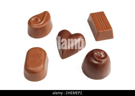 Cinq pralines de chocolat de forme différente isolées sur fond blanc Banque D'Images