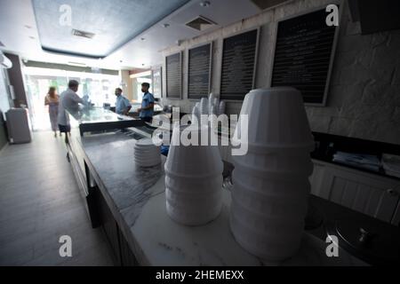 Buenos Aires, Argentine.11th janvier 2022.Les clients discutent avec les fournisseurs au comptoir d'un glacier, car l'électricité s'est mise hors tension à des températures supérieures à 40 degrés.La puissance est à de nombreux endroits dans la grande région de Buenos Aires.Credit: Florencia Martin/dpa/Alay Live News Banque D'Images