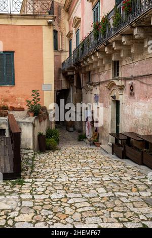 Matera, Italie - 20 septembre 2019: Des escaliers pavés typiques dans une rue latérale alleyway iin the Sassi di Matera un quartier historique dans la ville de Matera Banque D'Images