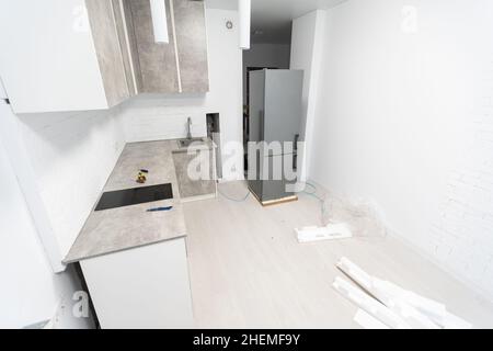 Cuisine sur mesure dans différents d'installation des armoires de cuisine remodeler Banque D'Images