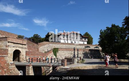 BELGRADE, SERBIE - SEPTEMBRE 9 : porte et ancien bâtiment serbe au parc Kalemegdan le 9 septembre 2012 à Belgrade, Serbie.Belgrade est la plus grande ville d'Europe du Sud-est. Banque D'Images