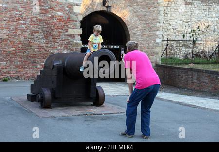 BELGRADE, SERBIE - SEPTEMBRE 9 : les gens au Musée militaire de la forteresse de Kalemegdan le 9 septembre 2012 à Belgrade, Serbie.Belgrade est la capitale de la Serbie et les plus grandes villes de l'Europe du Sud-est. Banque D'Images