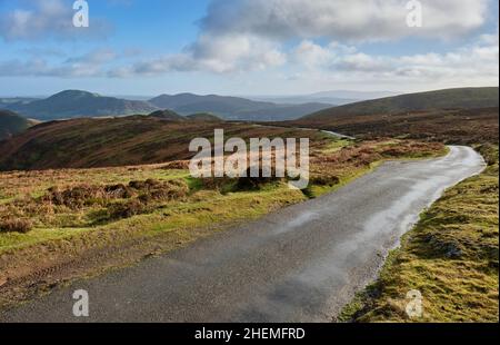 Le Burway sur le long Mynd, en regardant vers Caer Caradoc, Hope Bowdler Hill et Brown Clee Hill au loin, Church Stretton, m Shropshire Banque D'Images