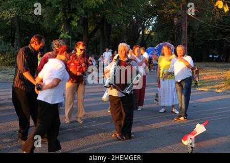 BELGRADE, SERBIE - SEPTEMBRE 9 : des personnes dansant avec un joueur d'accordéon au parc Kalemegdan le 9 septembre 2012 à Belgrade, Serbie.Belgrade est la plus grande ville d'Europe du Sud-est. Banque D'Images