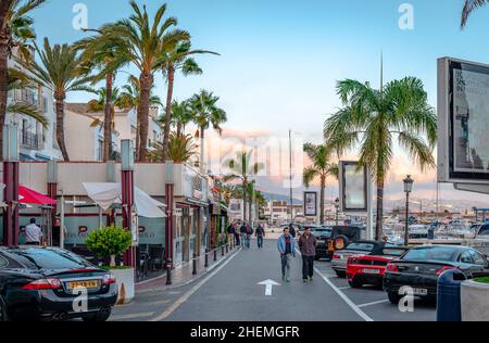 Vue sur Puerto Banús, une marina de luxe et un complexe commercial situé dans la région de Nueva Andalucía, au sud-ouest de Marbella.Andalousie, Espagne. Banque D'Images