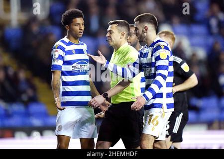 Les joueurs de lecture réagissent après l'arbitre Tony Harrington (au centre) donne une pénalité à Fulham pendant le match de championnat de Sky Bet au Select car Leasing Stadium, Reading.Date de la photo: Mardi 11 janvier 2022. Banque D'Images