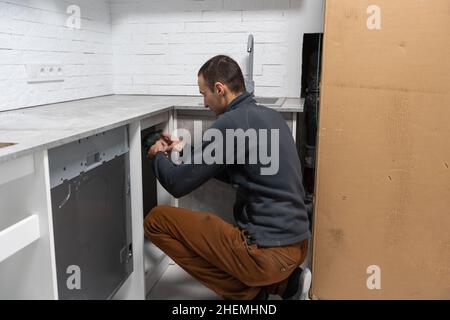 Cuisine sur mesure dans différents d'installation des armoires de cuisine remodeler Banque D'Images