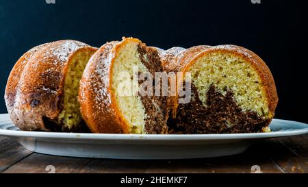 Gâteau de pudding fait maison avec cacao et chocolat isolé sur fond noir Banque D'Images