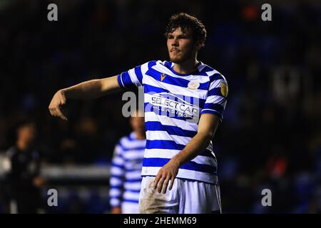 Reading, Royaume-Uni.11th janvier 2022.Tom Holmes de Reading regarde.EFL Skybet Championship Match, Reading v Fulham au Select car Leasing Stadium à Reading le mardi 11th janvier 2022. Cette image ne peut être utilisée qu'à des fins éditoriales.Utilisation éditoriale uniquement, licence requise pour une utilisation commerciale.Aucune utilisation dans les Paris, les jeux ou les publications d'un seul club/ligue/joueur. photo par Steffan Bowen/Andrew Orchard sports photographie/Alay Live news crédit: Andrew Orchard sports photographie/Alay Live News Banque D'Images