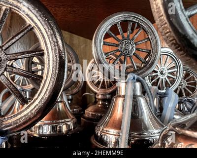 Prix silverware remportés par le champion de course automobile argentin Juan Manuel Fangio dans le café de la Biela à Recoleta, Buenos Aires, Argentine Banque D'Images