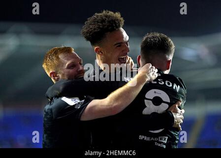 Harry Wilson de Fulham (à droite) célèbre le troisième but de son équipe avec Harrison Reed (à gauche) et Antonee Robinson lors du match de championnat Sky Bet au Select car Leasing Stadium, Reading.Date de la photo: Mardi 11 janvier 2022. Banque D'Images