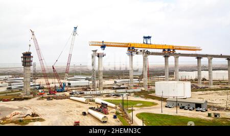 Surplombant la construction du pont du port de New Corpus Christi, pont segmentaire à six voies et à huit voies. Banque D'Images