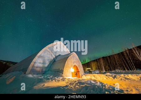 Vue nocturne sur un dôme de glace à Chena Hot Springs Resort à Fairbanks, Alaska Banque D'Images