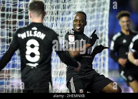 Neeskens Kebano de Fulham célèbre le cinquième but de son équipe avec Harry Wilson (à gauche) lors du match du championnat Sky Bet au Select car Leasing Stadium, Reading.Date de la photo: Mardi 11 janvier 2022. Banque D'Images