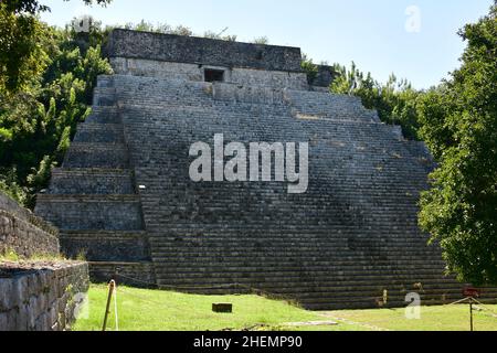 La Grande Pyramide (la Gran Piramide), Uxmal, ruines mayas, Yucatán, Mexique,Amérique du Nord, site du patrimoine mondial de l'UNESCO Banque D'Images