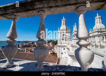 La vue depuis le toit de l'Igreja Sao Vicente de Fora à Alfama dans la ville de Lisbonne au Portugal.Portugal, Lisbonne, octobre 2021 Banque D'Images