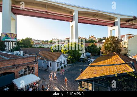 La vieille ville d'usine à Alcantara, la nouvelle usine LX est aujourd'hui un centre d'art moderne avec des restaurants et des bars près de la ville de Lisbonne au Portugal. Banque D'Images