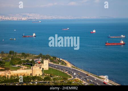 Les murs historiques du Yedikule, vue sur la mer de Marmara Banque D'Images