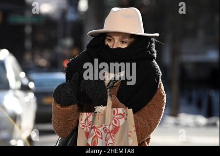 New York, États-Unis.11th janvier 2022.Une femme traverse Union Square de Manhattan, portant un manteau d'hiver lourd, tandis qu'une masse d'air arctique amène des températures glaciales dans la majeure partie du nord-est, plongeant les températures dans les adolescents, New York, NY, le 11 janvier 2022.(Photo par Anthony Behar/Sipa USA) crédit: SIPA USA/Alay Live News Banque D'Images