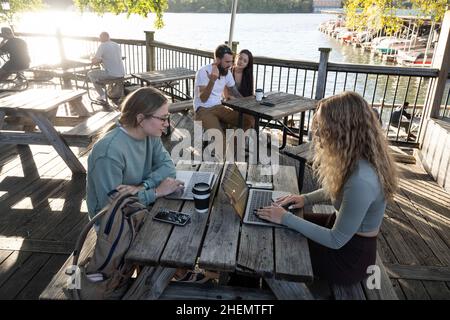 Austin, Texas, États-Unis.27th octobre 2021.Des étudiants et de jeunes professionnels se lassent au café de Mozart, sur le lac Austin, dans un après-midi frais d'Austin à l'automne.La scène est populaire en raison de son vaste patio extérieur donnant sur le lac.(Image de crédit : © Bob Daemmrich/ZUMA Press Wire) Banque D'Images