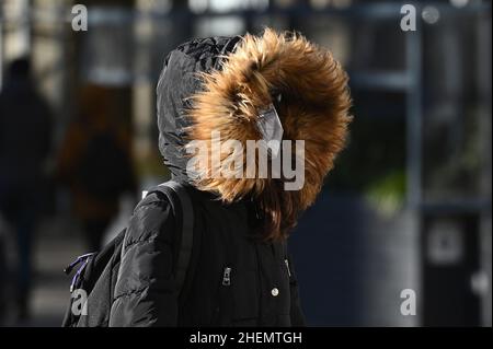 New York, États-Unis.11th janvier 2022.Une femme traverse Union Square de Manhattan, portant un manteau d'hiver lourd, tandis qu'une masse d'air arctique amène des températures glaciales dans la majeure partie du nord-est, plongeant les températures dans les adolescents, New York, NY, le 11 janvier 2022.(Photo par Anthony Behar/Sipa USA) crédit: SIPA USA/Alay Live News Banque D'Images