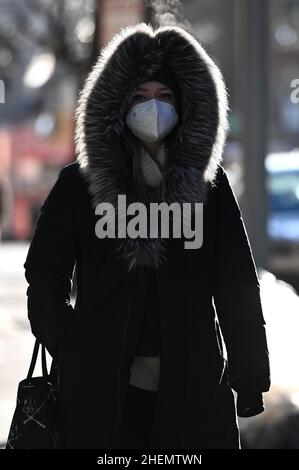 New York, États-Unis.11th janvier 2022.Une femme traverse Union Square de Manhattan, portant un manteau d'hiver lourd, tandis qu'une masse d'air arctique amène des températures glaciales dans la majeure partie du nord-est, plongeant les températures dans les adolescents, New York, NY, le 11 janvier 2022.(Photo par Anthony Behar/Sipa USA) crédit: SIPA USA/Alay Live News Banque D'Images