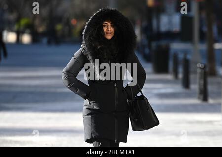 New York, États-Unis.11th janvier 2022.Une femme traverse Union Square de Manhattan, portant un manteau d'hiver lourd, tandis qu'une masse d'air arctique amène des températures glaciales dans la majeure partie du nord-est, plongeant les températures dans les adolescents, New York, NY, le 11 janvier 2022.(Photo par Anthony Behar/Sipa USA) crédit: SIPA USA/Alay Live News Banque D'Images