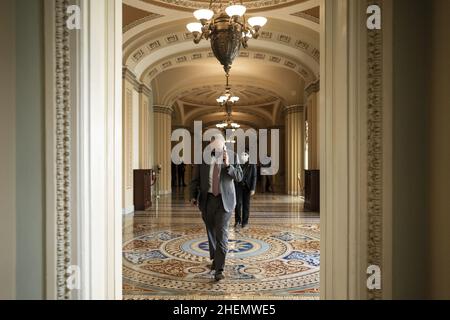 Washington, États-Unis.11th janvier 2022.Le chef de la majorité au Sénat Chuck Schumer, de New York, parle au téléphone alors qu'il se rend à son bureau de Capitol Hill à Washington, DC, le mardi 11 janvier 2022.Photo de Ken Cedeno/UPI crédit: UPI/Alay Live News Banque D'Images