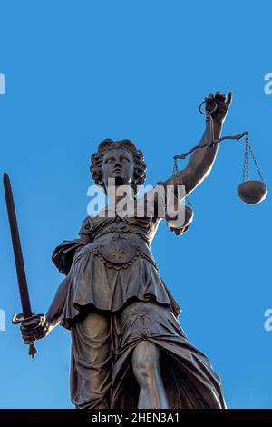 Justitia (Lady Justice) Skulptur au Roemerberg de Francfort, construit en 1887. Banque D'Images