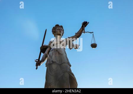 Justitia (Lady Justice) Skulptur au Roemerberg de Francfort, construit en 1887. Banque D'Images