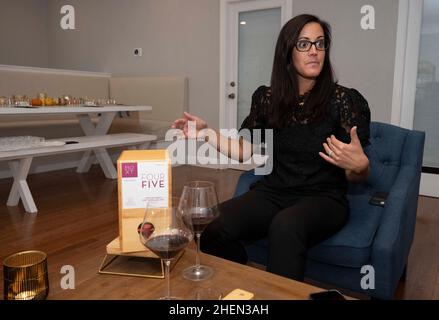 Austin, Texas, États-Unis.21st octobre 2021.Sarah PUIL, entrepreneur d'Austin, de BOXT, fait une dégustation de vin dans son bureau du centre-ville d'Austin, Texas, le 21 octobre 2021.(Image de crédit : © Bob Daemmrich/ZUMA Press Wire) Banque D'Images