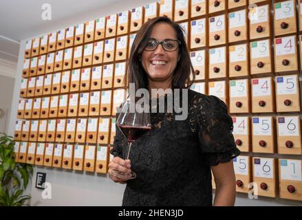 Austin, Texas, États-Unis.21st octobre 2021.Sarah PUIL, entrepreneur d'Austin, de BOXT, fait une dégustation de vin dans son bureau du centre-ville d'Austin, Texas, le 21 octobre 2021.(Image de crédit : © Bob Daemmrich/ZUMA Press Wire) Banque D'Images