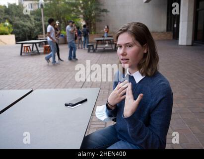 Austin, Texas, États-Unis.23rd octobre 2021.Le jeune homme de l'Université du Texas PAXTON SMITH parle à une journaliste de son discours de remise des diplômes de 2021 à la Lake Highlands High School critiquant Gov.Les politiques de Greg Abbott en matière d'avortement qui ont provoqué un certain agitation et qui lui ont presque permis de ne pas obtenir un diplôme.Smith était un valédictorien de sa classe de diplômés de 600 personnes.(Image de crédit : © Bob Daemmrich/ZUMA Press Wire) Banque D'Images