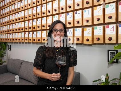 Austin, Texas, États-Unis.21st octobre 2021.Sarah PUIL, entrepreneur d'Austin, de BOXT, fait une dégustation de vin dans son bureau du centre-ville d'Austin, Texas, le 21 octobre 2021.(Image de crédit : © Bob Daemmrich/ZUMA Press Wire) Banque D'Images