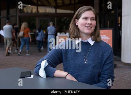 Austin, Texas, États-Unis.23rd octobre 2021.Le jeune homme de l'Université du Texas PAXTON SMITH parle à une journaliste de son discours de remise des diplômes de 2021 à la Lake Highlands High School critiquant Gov.Les politiques de Greg Abbott en matière d'avortement qui ont provoqué un certain agitation et qui lui ont presque permis de ne pas obtenir un diplôme.Smith était un valédictorien de sa classe de diplômés de 600 personnes.(Image de crédit : © Bob Daemmrich/ZUMA Press Wire) Banque D'Images