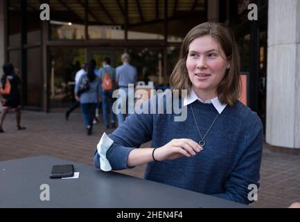 Austin, Texas, États-Unis.23rd octobre 2021.Le jeune homme de l'Université du Texas PAXTON SMITH parle à une journaliste de son discours de remise des diplômes de 2021 à la Lake Highlands High School critiquant Gov.Les politiques de Greg Abbott en matière d'avortement qui ont provoqué un certain agitation et qui lui ont presque permis de ne pas obtenir un diplôme.Smith était un valédictorien de sa classe de diplômés de 600 personnes.(Image de crédit : © Bob Daemmrich/ZUMA Press Wire) Banque D'Images