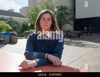 Austin, Texas, États-Unis.23rd octobre 2021.Le jeune homme de l'Université du Texas PAXTON SMITH parle à une journaliste de son discours de remise des diplômes de 2021 à la Lake Highlands High School critiquant Gov.Les politiques de Greg Abbott en matière d'avortement qui ont provoqué un certain agitation et qui lui ont presque permis de ne pas obtenir un diplôme.Smith était un valédictorien de sa classe de diplômés de 600 personnes.(Image de crédit : © Bob Daemmrich/ZUMA Press Wire) Banque D'Images