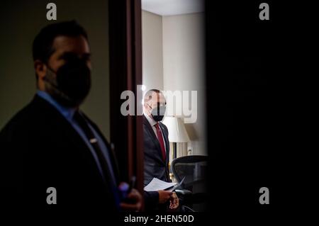 Washington, Vereinigte Staaten.11th janvier 2022.Le président du caucus démocrate de la Maison le représentant des États-Unis, Hakeem Jeffries (démocrate de New York), arrive pour une conférence de presse au Capitole des États-Unis à Washington, DC, le mardi 11 janvier 2022.Credit: Rod Lamkey/CNP/dpa/Alay Live News Banque D'Images