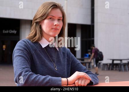 Austin, Texas, États-Unis.23rd octobre 2021.Le jeune homme de l'Université du Texas PAXTON SMITH parle à une journaliste de son discours de remise des diplômes de 2021 à la Lake Highlands High School critiquant Gov.Les politiques de Greg Abbott en matière d'avortement qui ont provoqué un certain agitation et qui lui ont presque permis de ne pas obtenir un diplôme.Smith était un valédictorien de sa classe de diplômés de 600 personnes.(Image de crédit : © Bob Daemmrich/ZUMA Press Wire) Banque D'Images