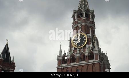 L'horloge du Kremlin ou carillons sur la tour Spasskaya.Place Rouge à Moscou, Russie, vue de dessous de l'architecture du Kremlin sur fond de ciel nuageux. Banque D'Images